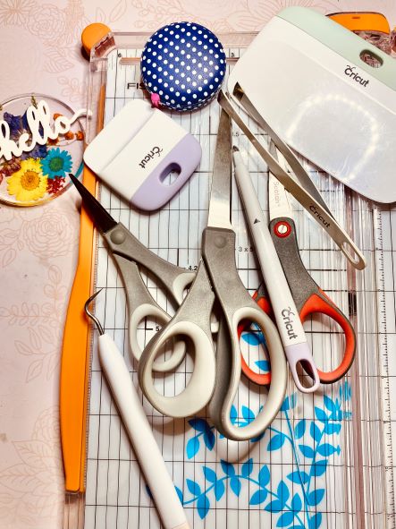 9 Must Have Cricut Tools for Beginners